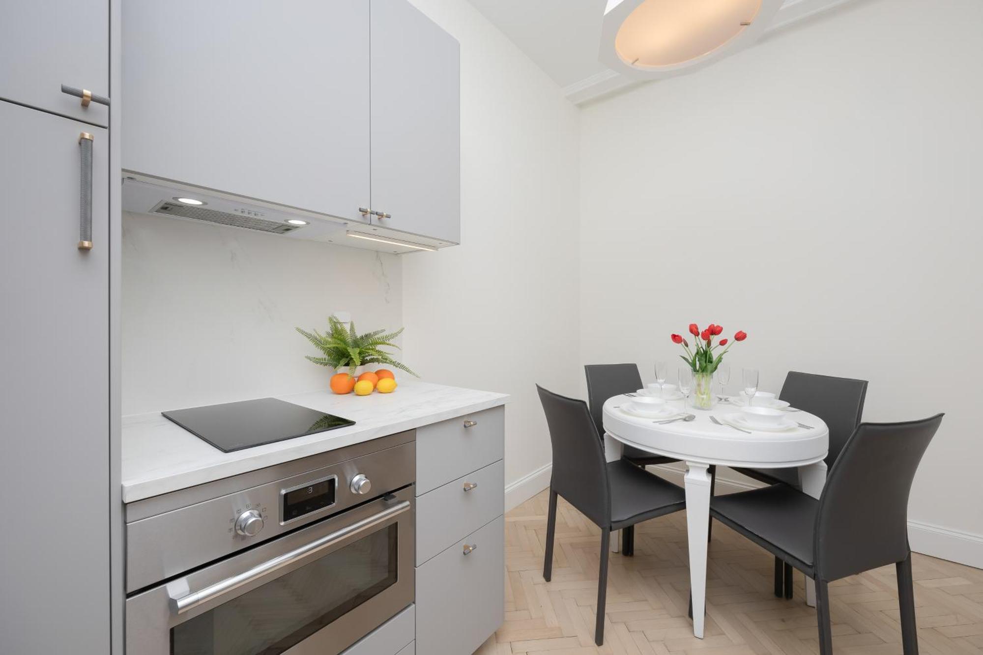 Modern With Air Conditioning In Close To Three Parks By Renters Prestige Apartment *
