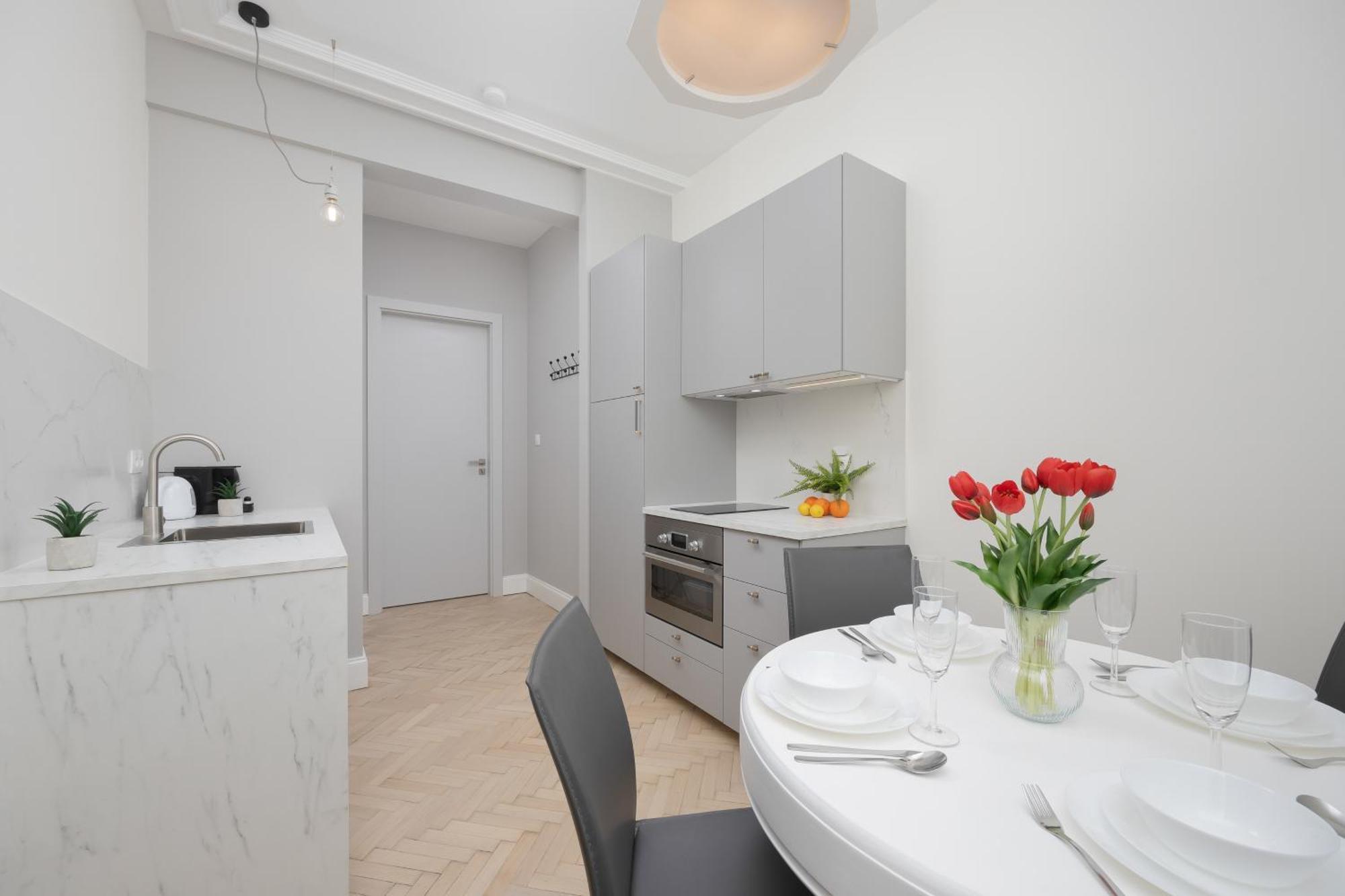 Modern With Air Conditioning In Close To Three Parks By Renters Prestige Apartment *